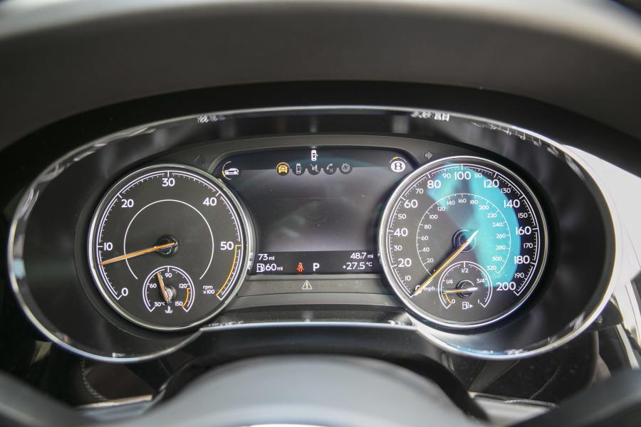 Панель приборов Bentley Bentayga GTX 4x4 by ONYX Concept 2018 года  (фото 11 из 31)